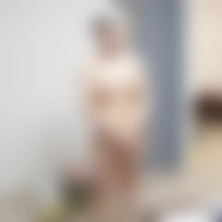 りこの豪邸全裸パーティーでの一コマ。コントローラーを持った手で股間を隠し、ギリギリ見えてません。

美乳の女友達ヌー