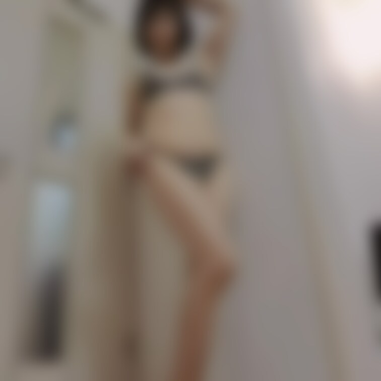 下着姿の熟女だよ！
上品なサルートを着用して
大胆なポーズを🤣

お尻
ドアップどうぞ！