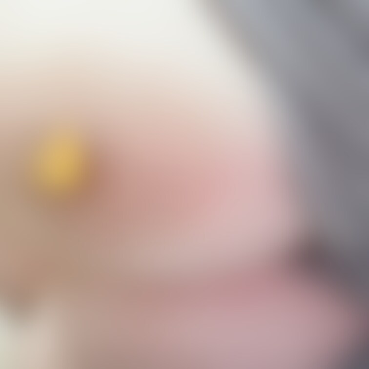 彼女未満の子のおっぱい。色白ですき。