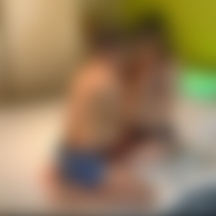 妻のガウンを脱がせ下着の上から妻のおっぱいを堪能する単独さん
妻エロいな…最高かよ!