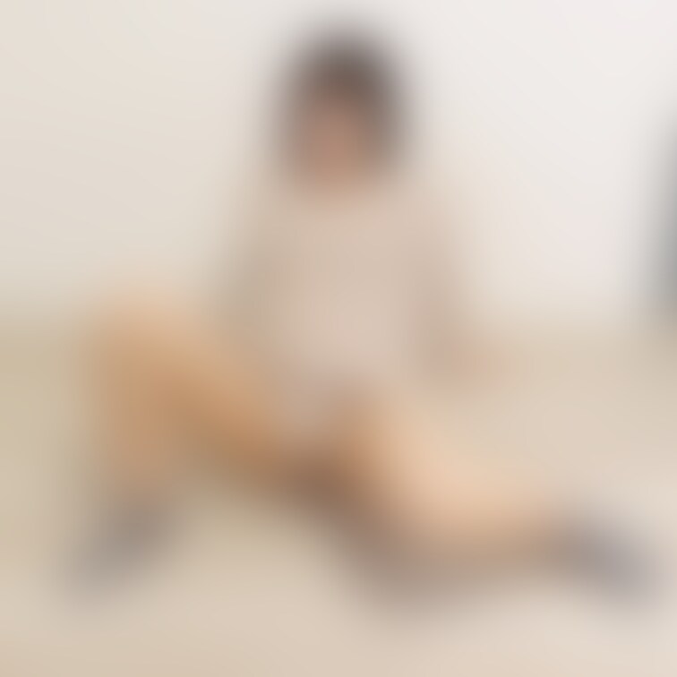 予告画像です。またまたパンツ丸出しのりんを。ミニスカでマン文字、やらせます。

セクシーアイドル虎の穴・りん編（顔出