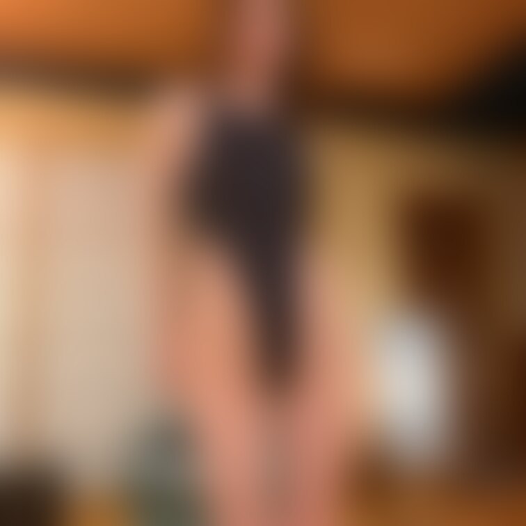 お顔は薄ブラーです。
チンチが昔買ってくれた水着🤣
着てくれってせがむので〜ファッションショー❤️
これでプールに