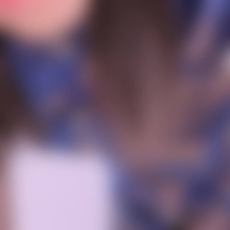 チャイナ服で体育座り♡