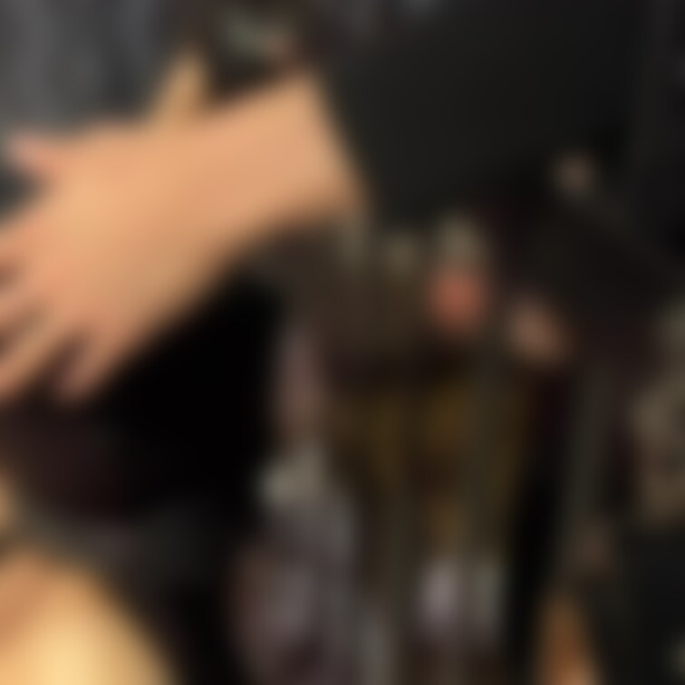顔を鷲掴みされチンポを飲み込まされました…

檻の中で、しかも腕は鎖で○○○束されているので身動きできません…
