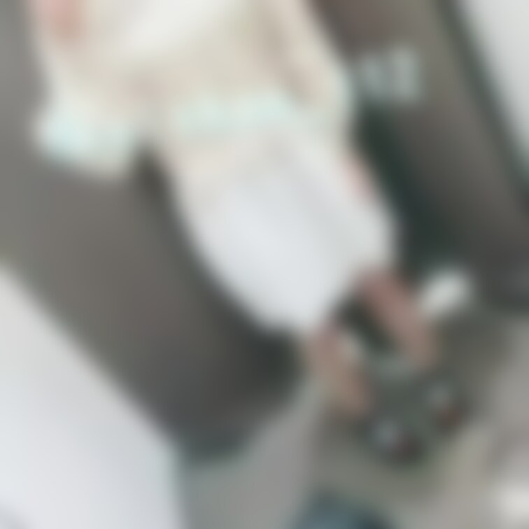 試着室で………カーテンの向こうにはカップルさんがいたけどムラムラしちゃって少しだけいじいじ💓