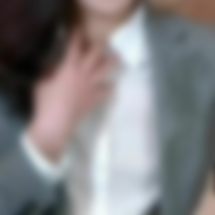 毎日お仕事で着ているスーツが唾液でドロドロ❤️
激しくイラマチオ😜