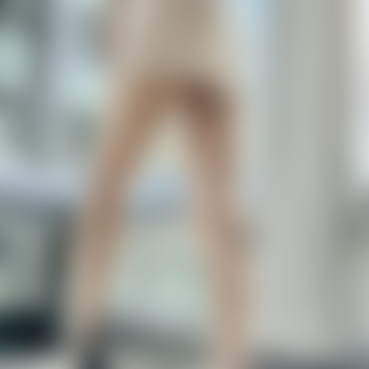 タイトミニワンピースとハイヒールです！
パンツがギリギリ見えそうで見えないお気に入りの角度です。
暖かくなってきたの