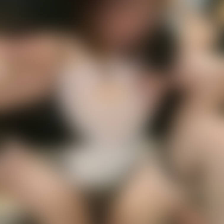 Xの続きです🧡えっちなメイドさんコスプレです😖🧡店長さんが用意したおじさんのおちんぽ様にご奉仕します😖🧡おじさんに乳首い