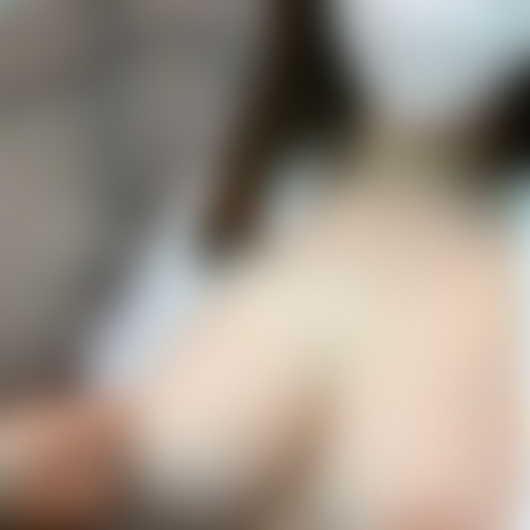 通勤電車で思いっきり丸出しにしてしまいました...
恥ずかしいのとドキドキで乳首もたってしまっています><
こういう