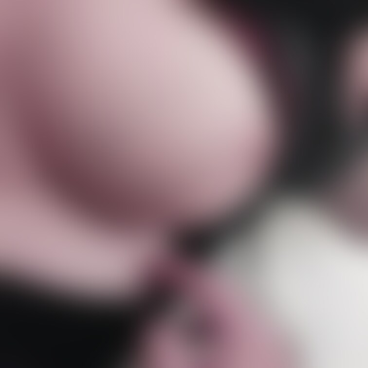 ベッドで横たわる巨乳OL
出てる！