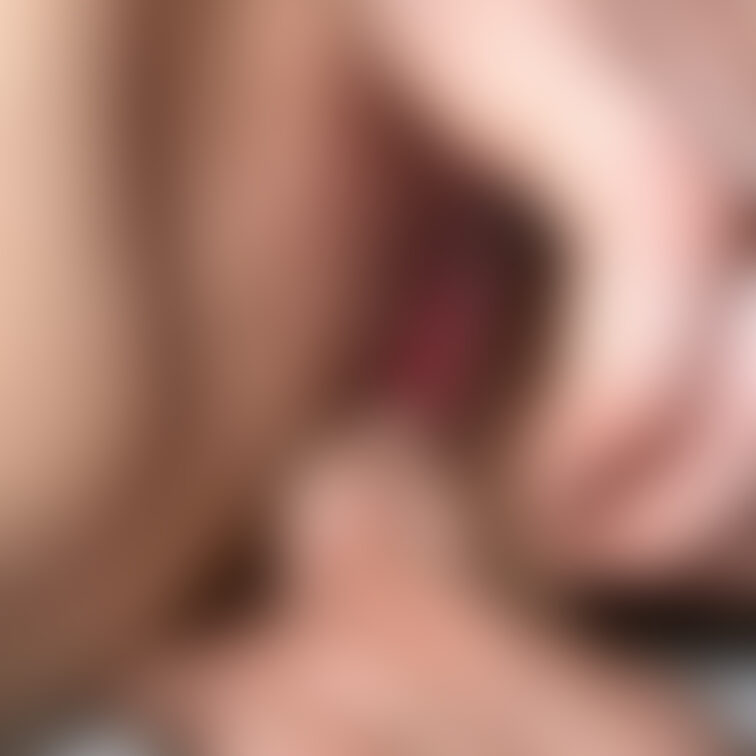 まんこの中を指でぐちゃぐちゃに掻き回してやると汁を垂れ流して喜びますw