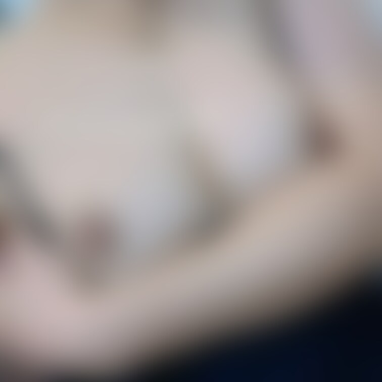 自宅のリビングで自撮り奥様。この度旦那さんが近くにいたはず