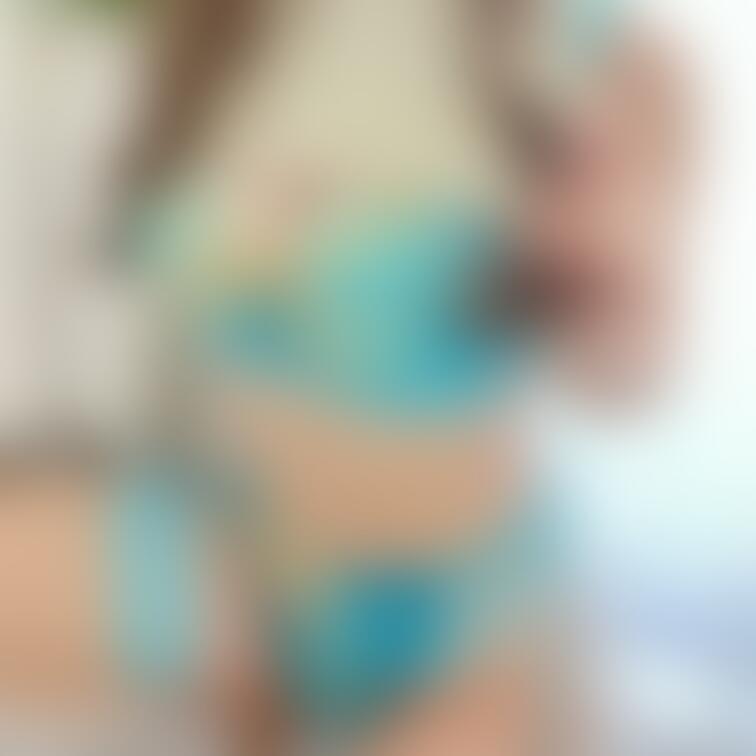 出勤前の下着見せつけちゃいます♡