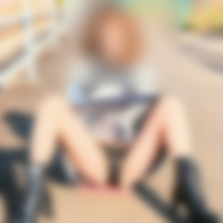 人妻パンチラ散歩〜デニムのスカート編〜