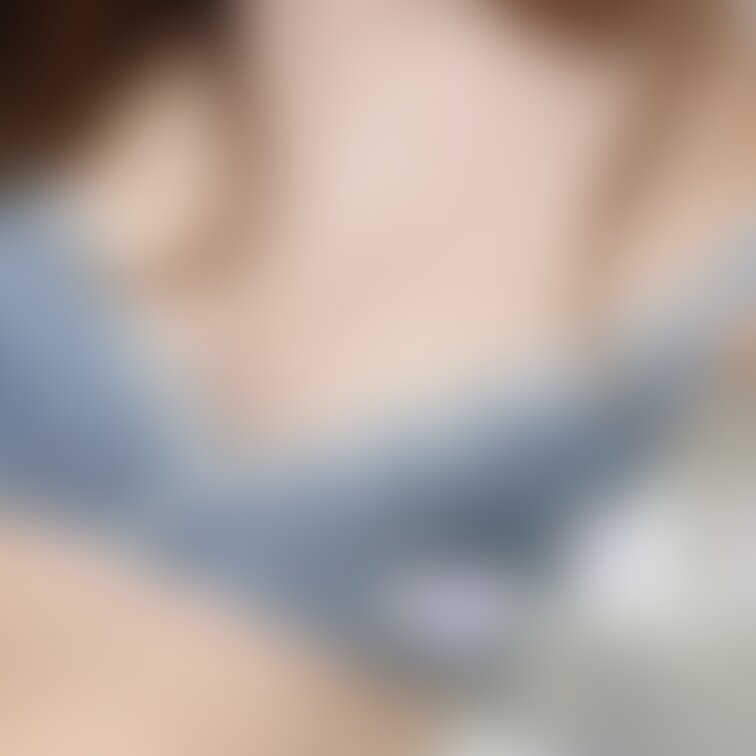 下乳丸見えだよ💞
誰か舐める？