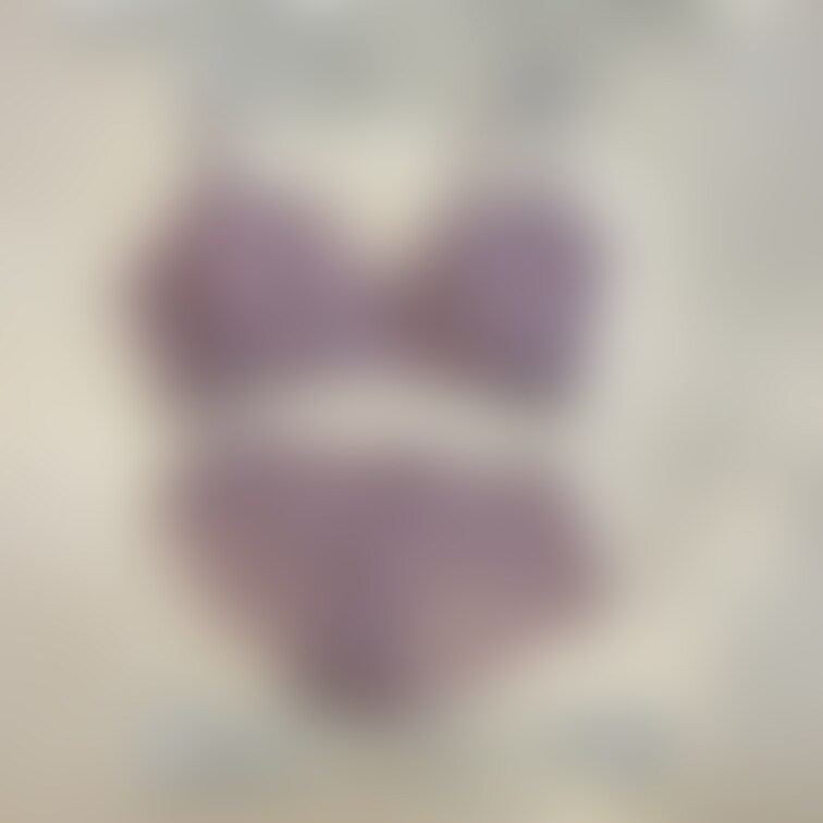 大した画像じゃないですが。これは野外中出しセックス動画の時に着用してた下着です。そろそろ下着入れ替えするのに捨てるらしい