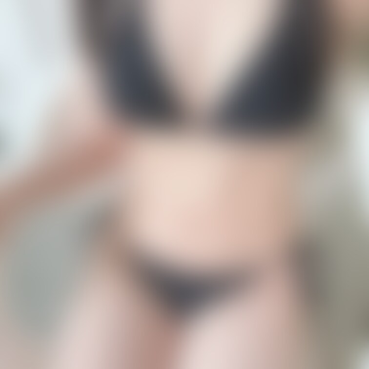 紐ビキニ着てめっちゃ自撮りしてたから超見られた
