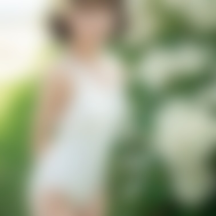 おねえさんと白い花