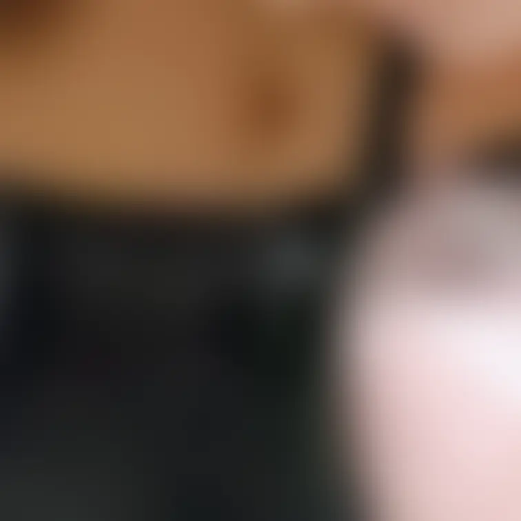 黒髪長髪の眼鏡っ娘の綺麗な縦ヘソ