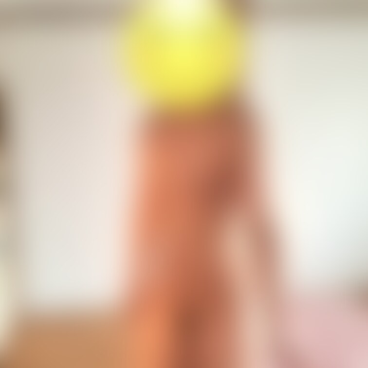 以前のオフ会会場で特別に撮らせてもらいました。全裸で布団の支度をする様子です。