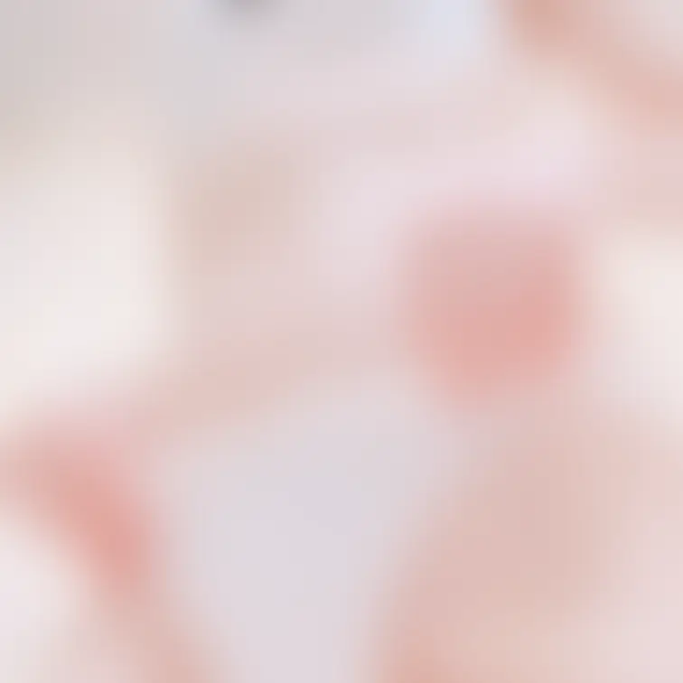 下に潜り込んで何してるの?おマンコで押し潰しちゃうぞ😘😘