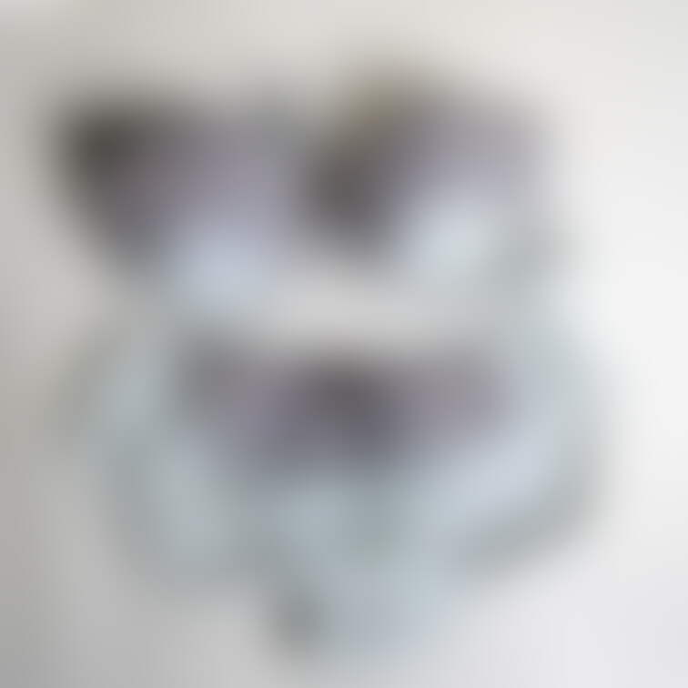 白系?ちょっとブルーっぽい下着です。