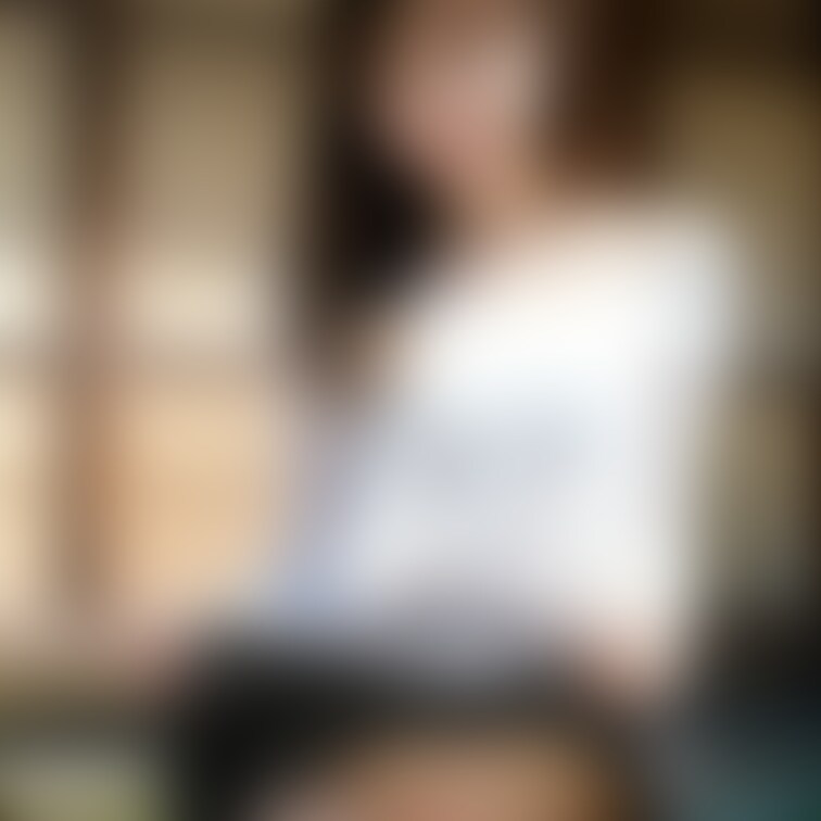 美少女が野外ノーパンスカートたくしあげ♡