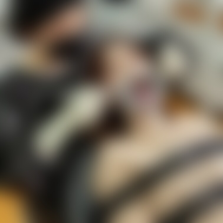 歯科医院、歯科衛生士、歯科治療、○○○束、開口器、女性患者、涙目、ガウン、マスク、ゴム手袋