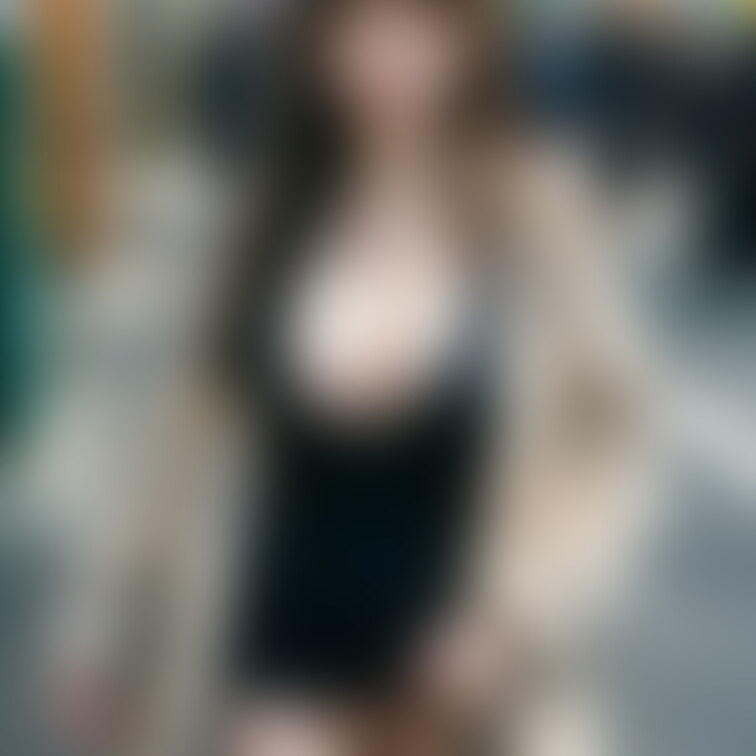 夜の街を歩いていたら、、、
なんかゴリゴリの露出狂痴女に出会った、、、🫣
