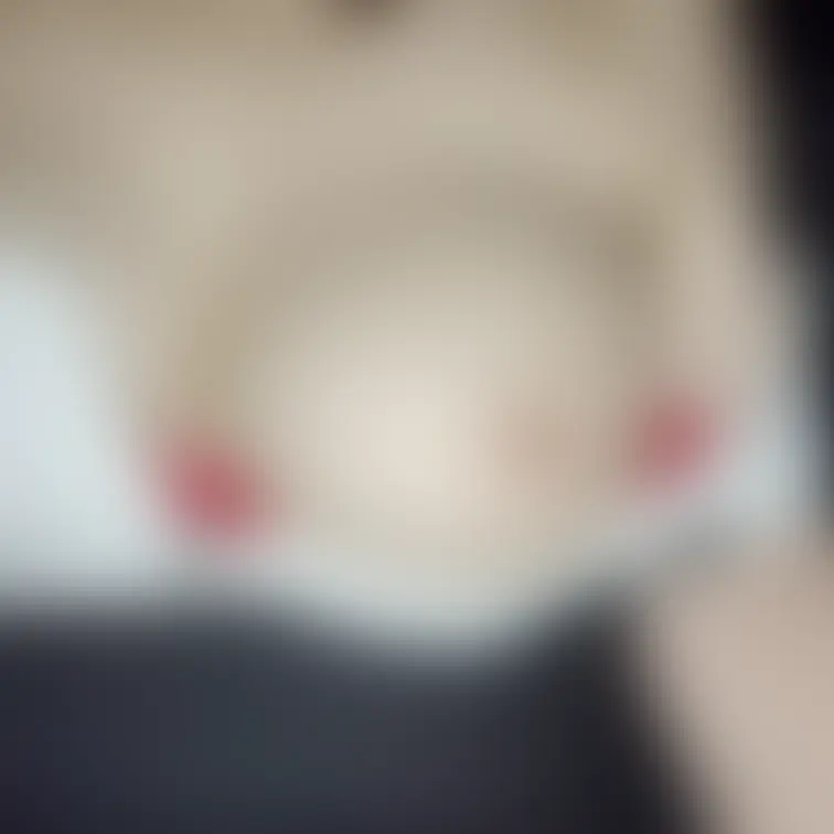 ♥️露出♥️車内でスマホライトに照らされる巨乳

小さめの乳首と薄めの乳輪