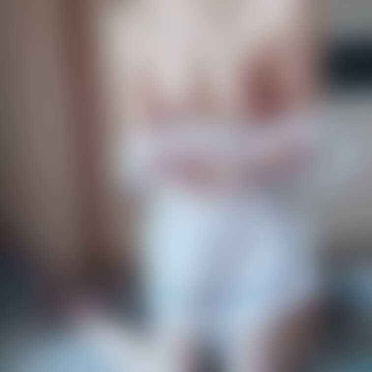 上だけ脱いだメイドさんです💙