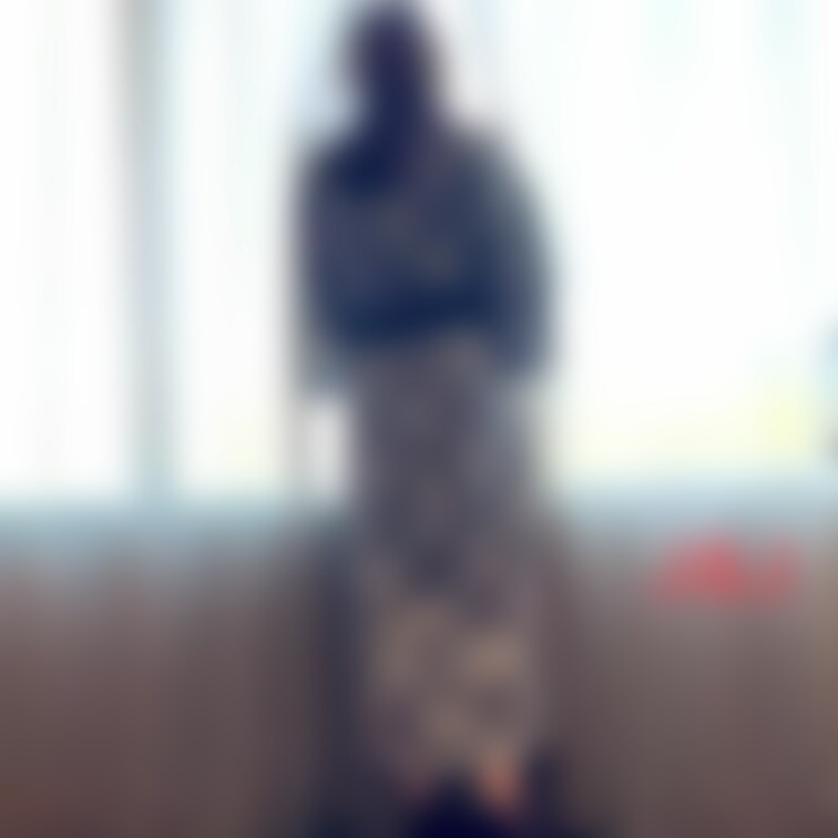 浴衣を脱ぎ派手派手な下着に。