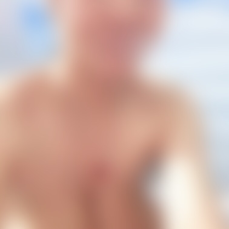 プラン参加者向けのハインちゃんのシャワー浴びる前のオフショット写真🥺
うまくちくびを隠しているので意地悪ですね😢