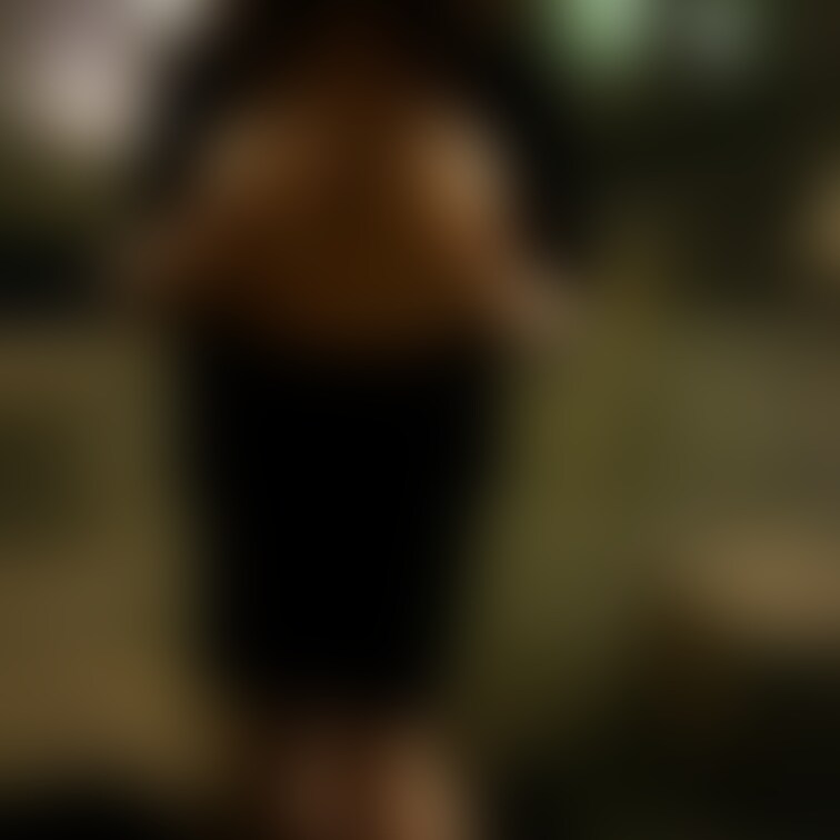 露出撮影していると
足音が聞こえてきました
カップルが後ろを通り過ぎても
乳首を出したまま…