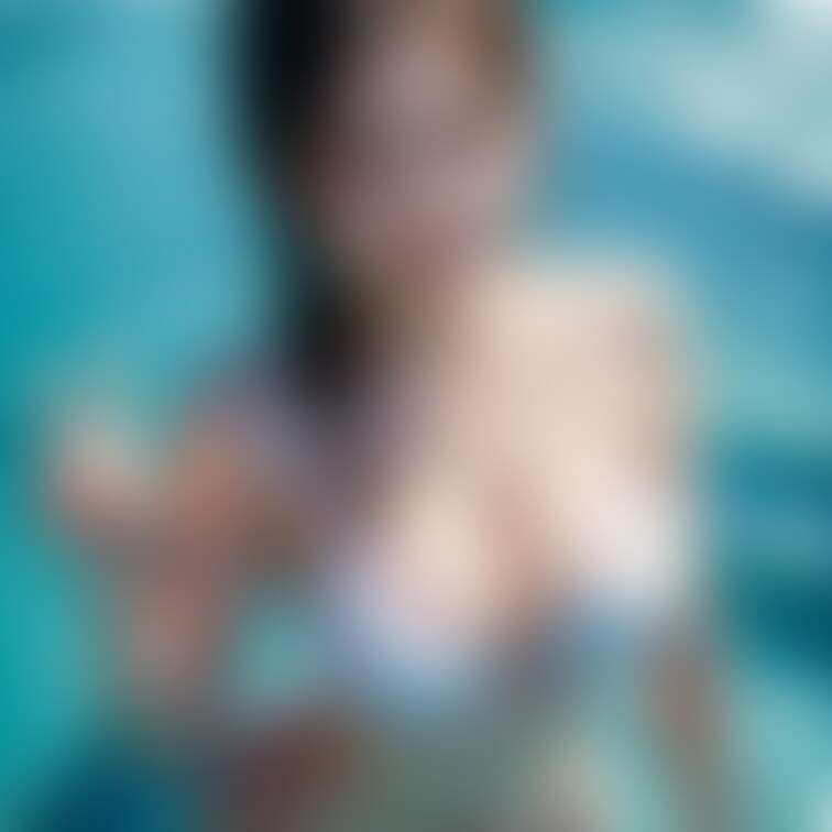 ちょっと画質は悪いかも。
ビキニ姿のピースしてる私と，ばっちり可愛い桃ちゃんです。