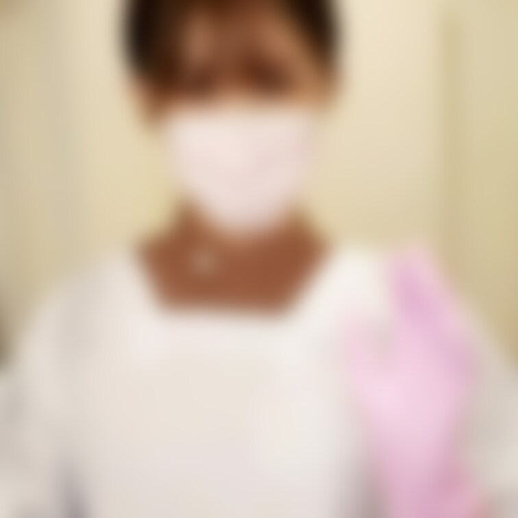 割烹着で炊事用ゴム手袋