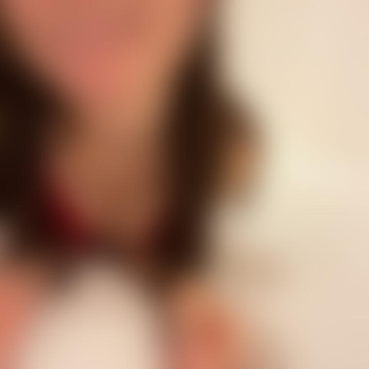 えっちなランジェリー来てるのにめっちゃ笑顔