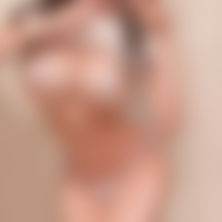 夏𓇼𓆡𓆉 ⋆
プールはマイクロビキニで♡笑
