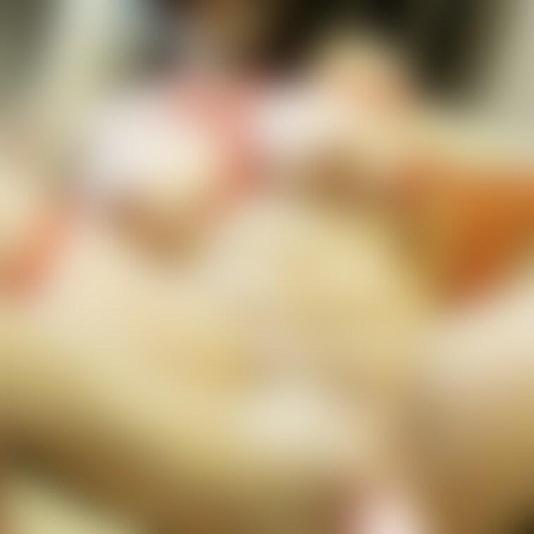 快感と食い込むロープの苦しさで息も荒くなる保育士マキ。
初めて体験する快感にマゾな体は勝手に反応し、大量のマン汁が垂れ