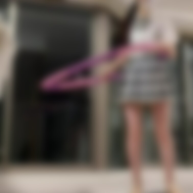 こんばんは✨
懐かしのフラフープ⭕
服脱げるかチャレンジ、、、

大きなお尻がつっかえてダメでした笑笑

Good ev