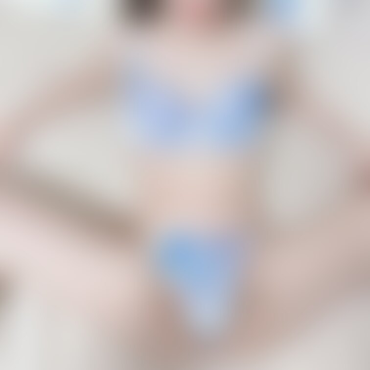 こんばんは❤️
えっちしたくなってきた？🥰
(さり気なく口元👄)
我慢してる人見て挑発してるような笑み😂

