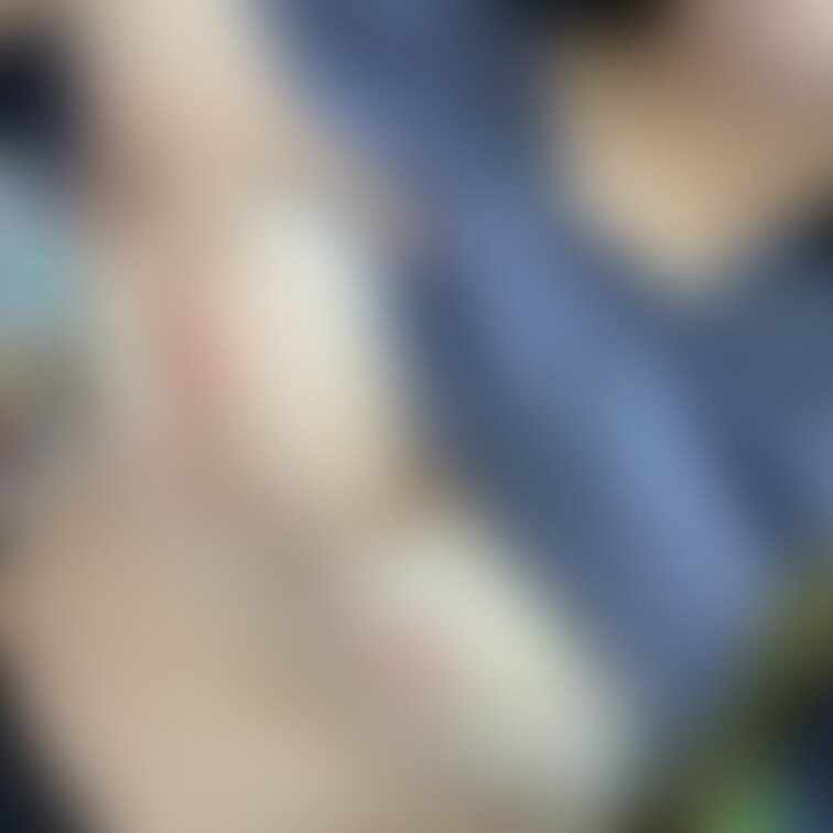 オフィスから帰る途中○○○ストアの中で乳首を思わず出してしまいました...でも隠し遅れて多分前からいきなり来た男性に見ら