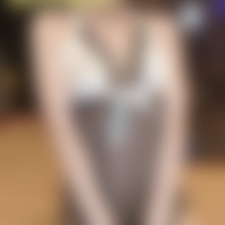 膝立ち、スカート捲り、おっぱいみせつけ😌💕