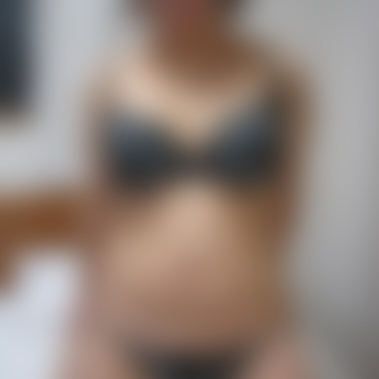 さとみちゃんのボツ画像です。プランスタートから一定期間は撮影したまま掲載しますが、フィルターなどで粗く加工する場合が多く