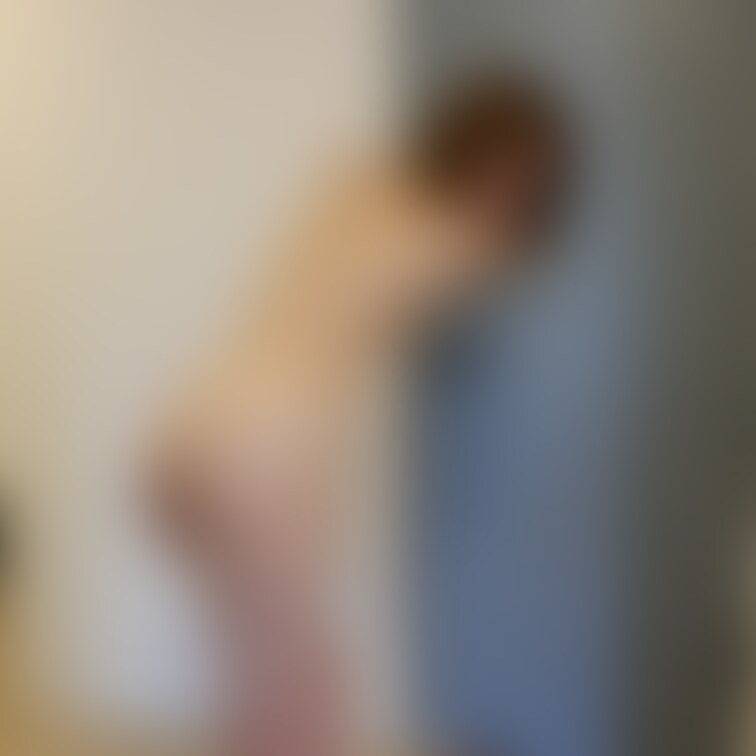 オフ会の時の一枚です。全裸で後ろ向きになって壁に手を付けてます。