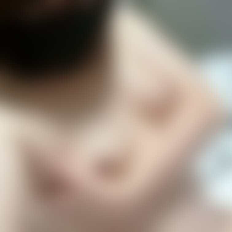 数えきれないくらいの男性に差し出してきた、成美のお乳をご覧ください。。。成美は、強めに吸われるのが好き❤️
#女装
