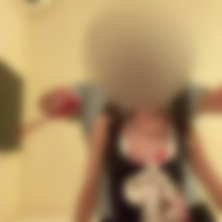 赤いヒモで首を絞める