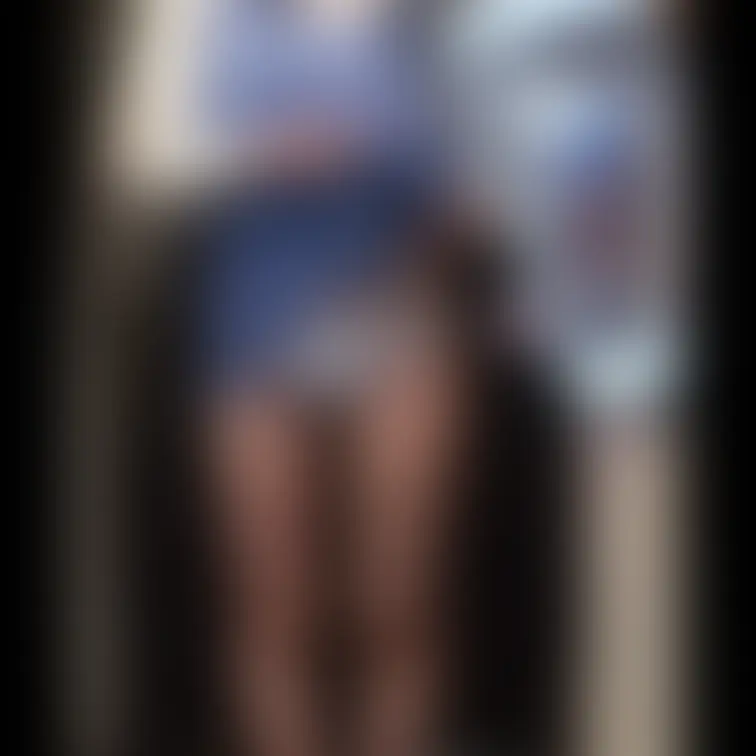 白パンティを見せる美人お姉さん