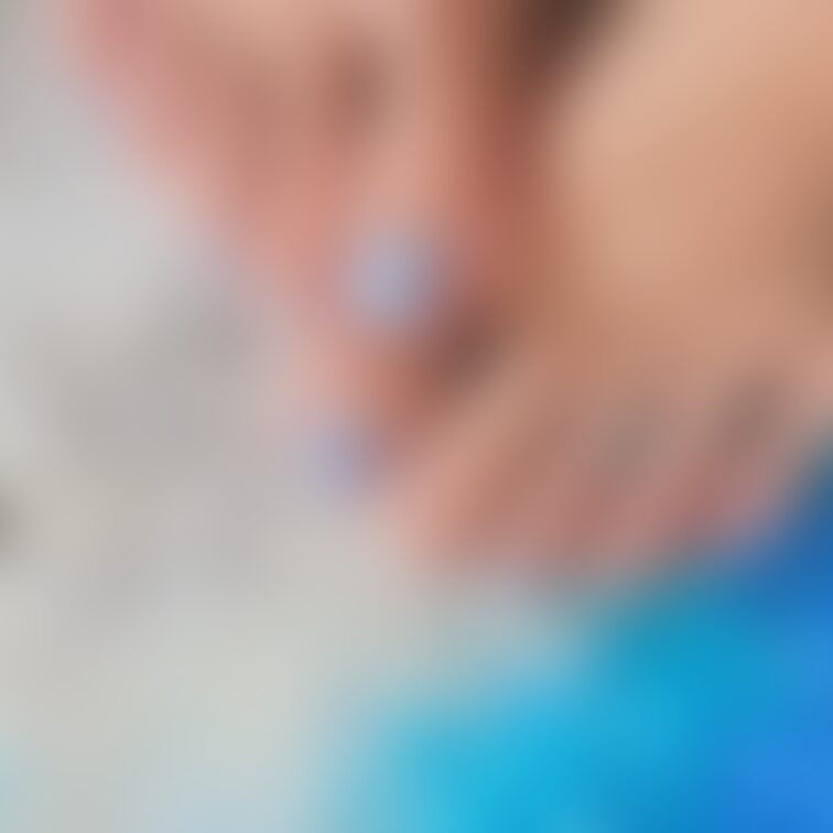 夏っぽネイルに変えました💗
白と水色のツヤツヤなネイルで、海の背景にピッタリです💕
最後おまけで砂がついてるつま先ア