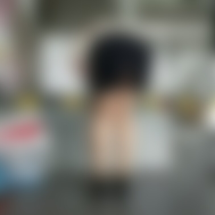 駅の待合室の模型を見る
尻肉露出女
スリットの間から
はみ出る尻肉